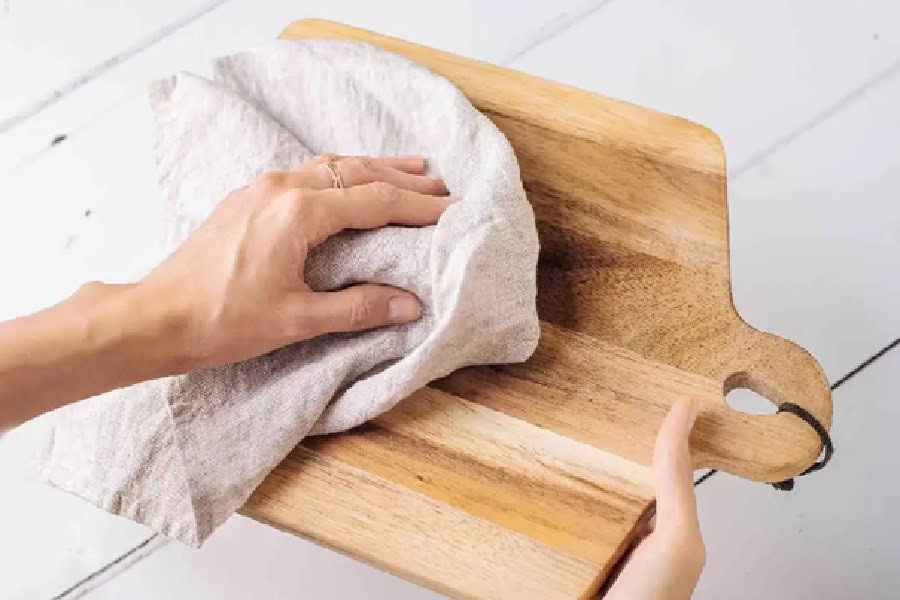 تمیز کردن تخته کار چوبی